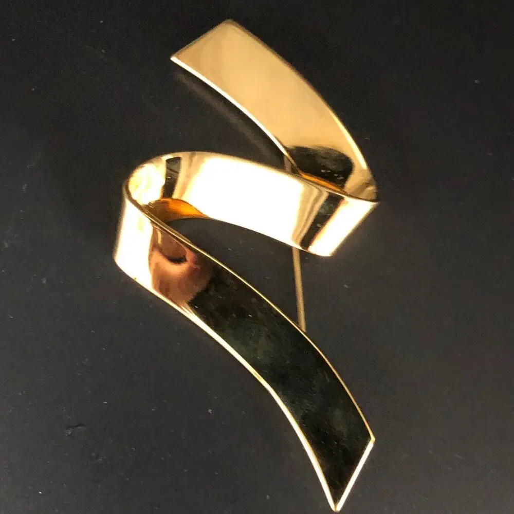 Vintage 1970 MONET Gold Tone Ribbon Pin Brooch 70's - Picture 2 of 5